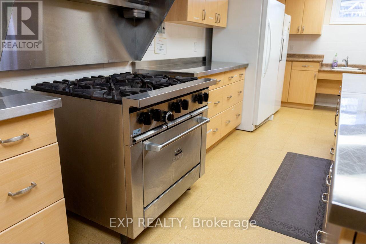 Upper/lower Hall/comm Kit - 19 St Albans Drive, Halton Hills (Ac Acton), Ontario  L7J 1C6 - Photo 9 - W12906896