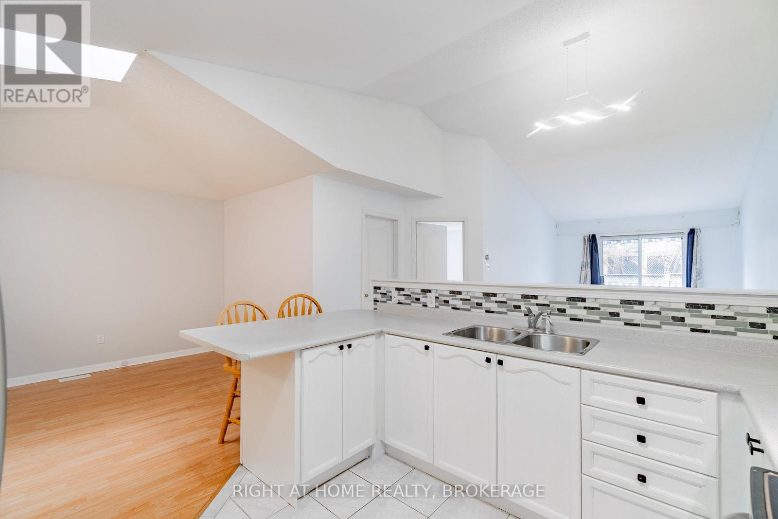 33 Atwood Avenue, Halton Hills (Georgetown), Ontario  L7G 5Z9 - Photo 11 - W12907464