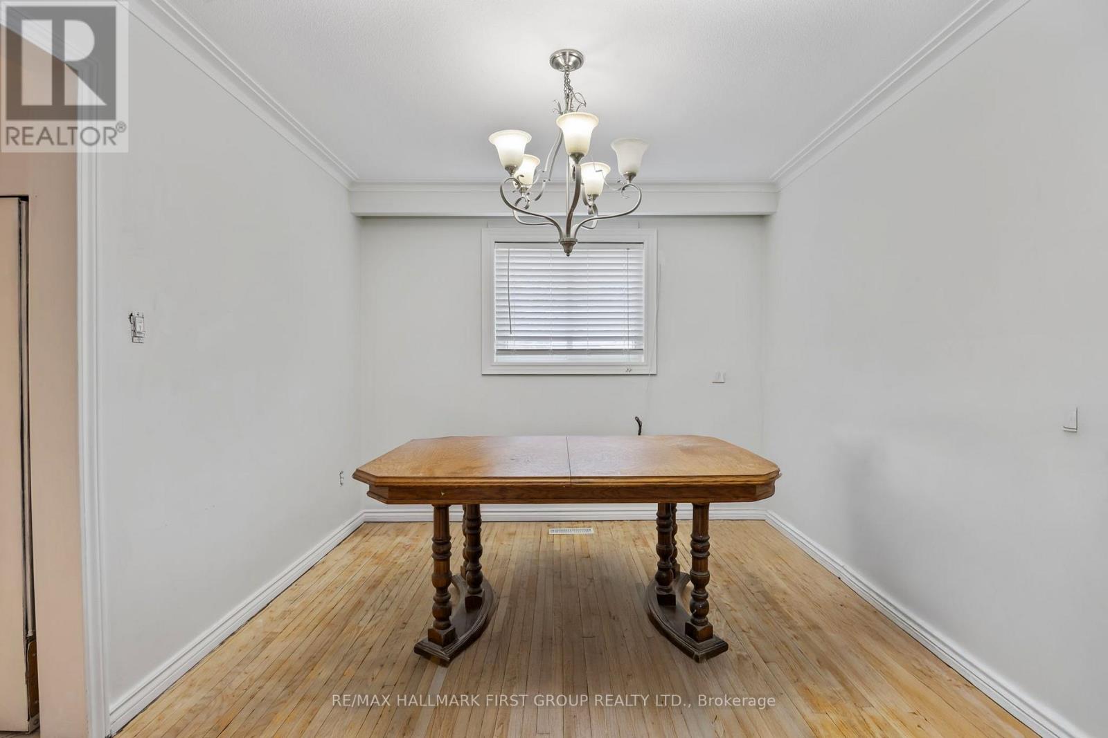 7 Dawson Crescent, Halton Hills (Georgetown), Ontario  L7G 1H3 - Photo 5 - W12919866