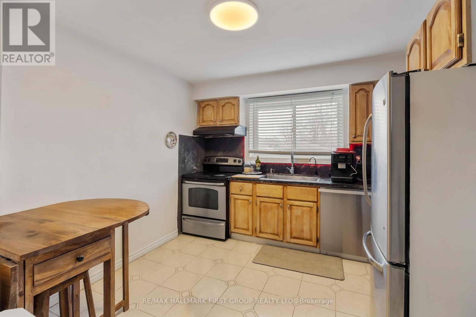 7 Dawson Crescent, Halton Hills (Georgetown), Ontario  L7G 1H3 - Photo 6 - W12919866