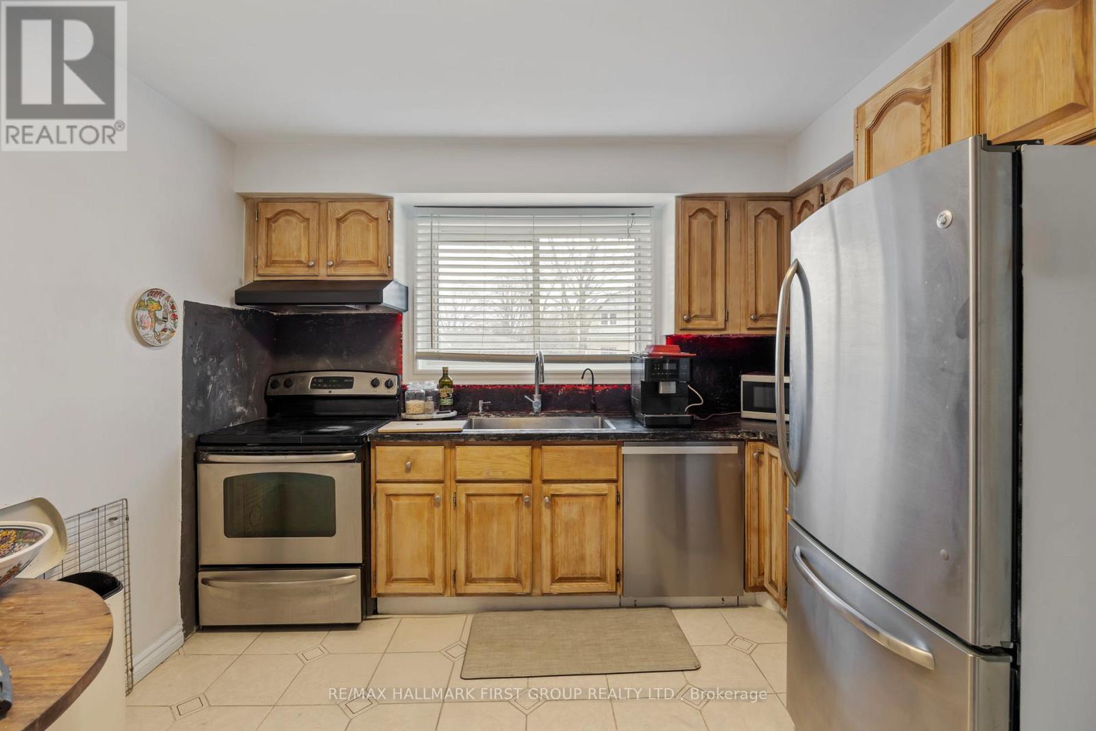 7 Dawson Crescent, Halton Hills (Georgetown), Ontario  L7G 1H3 - Photo 7 - W12919866