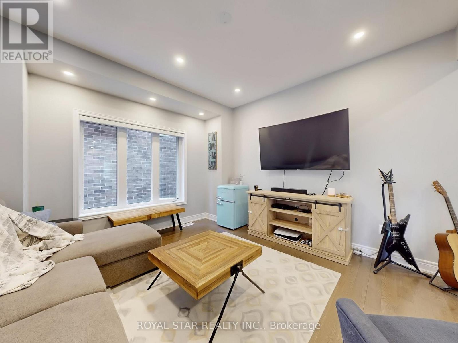 20 Walworth Street, Halton Hills (Georgetown), Ontario  L7G 0N5 - Photo 3 - W12920698