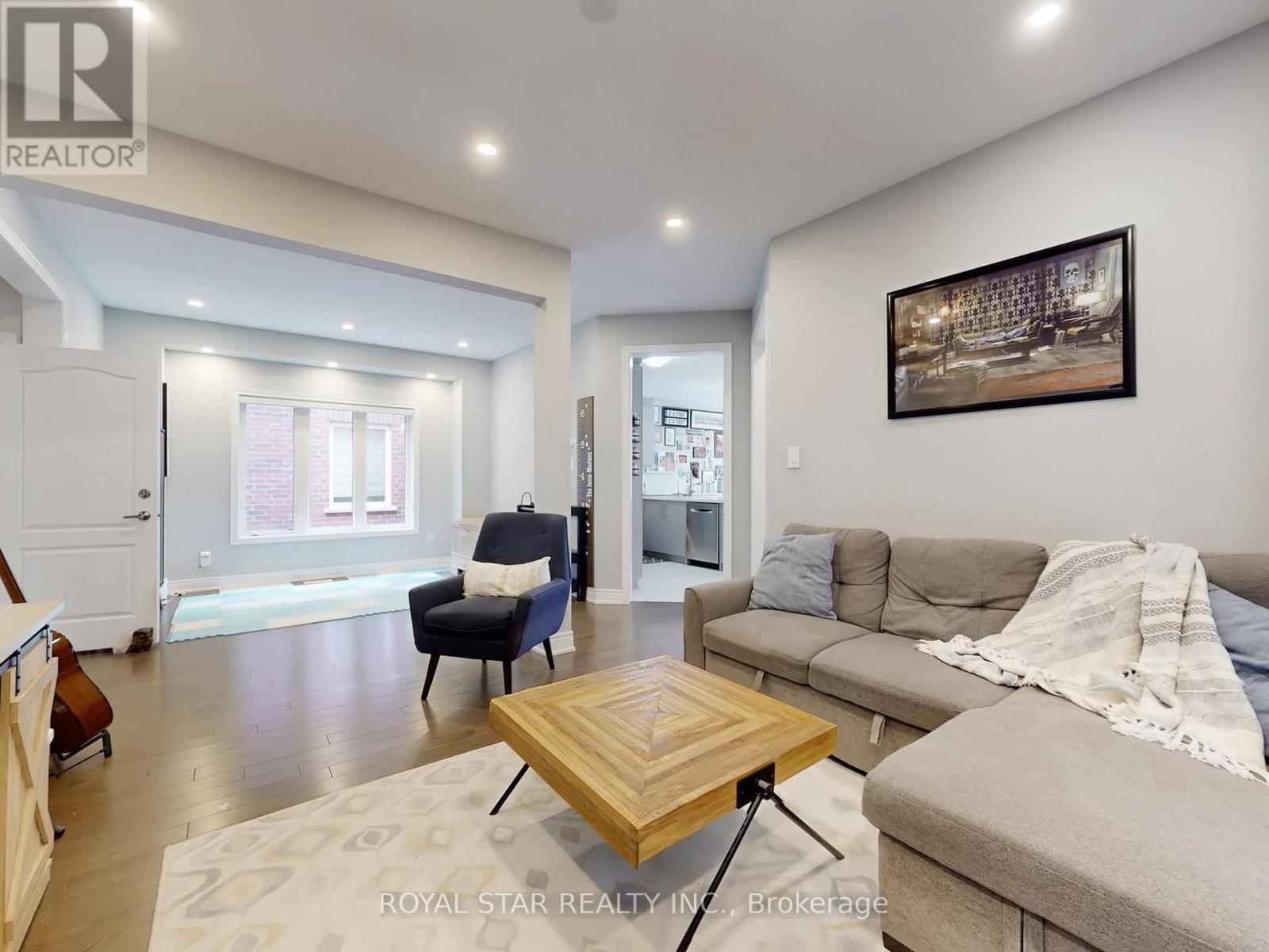 20 Walworth Street, Halton Hills (Georgetown), Ontario  L7G 0N5 - Photo 4 - W12920698