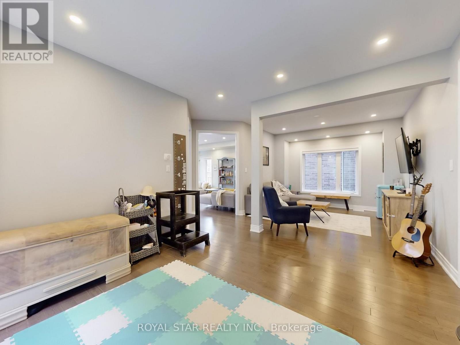 20 Walworth Street, Halton Hills (Georgetown), Ontario  L7G 0N5 - Photo 6 - W12920698