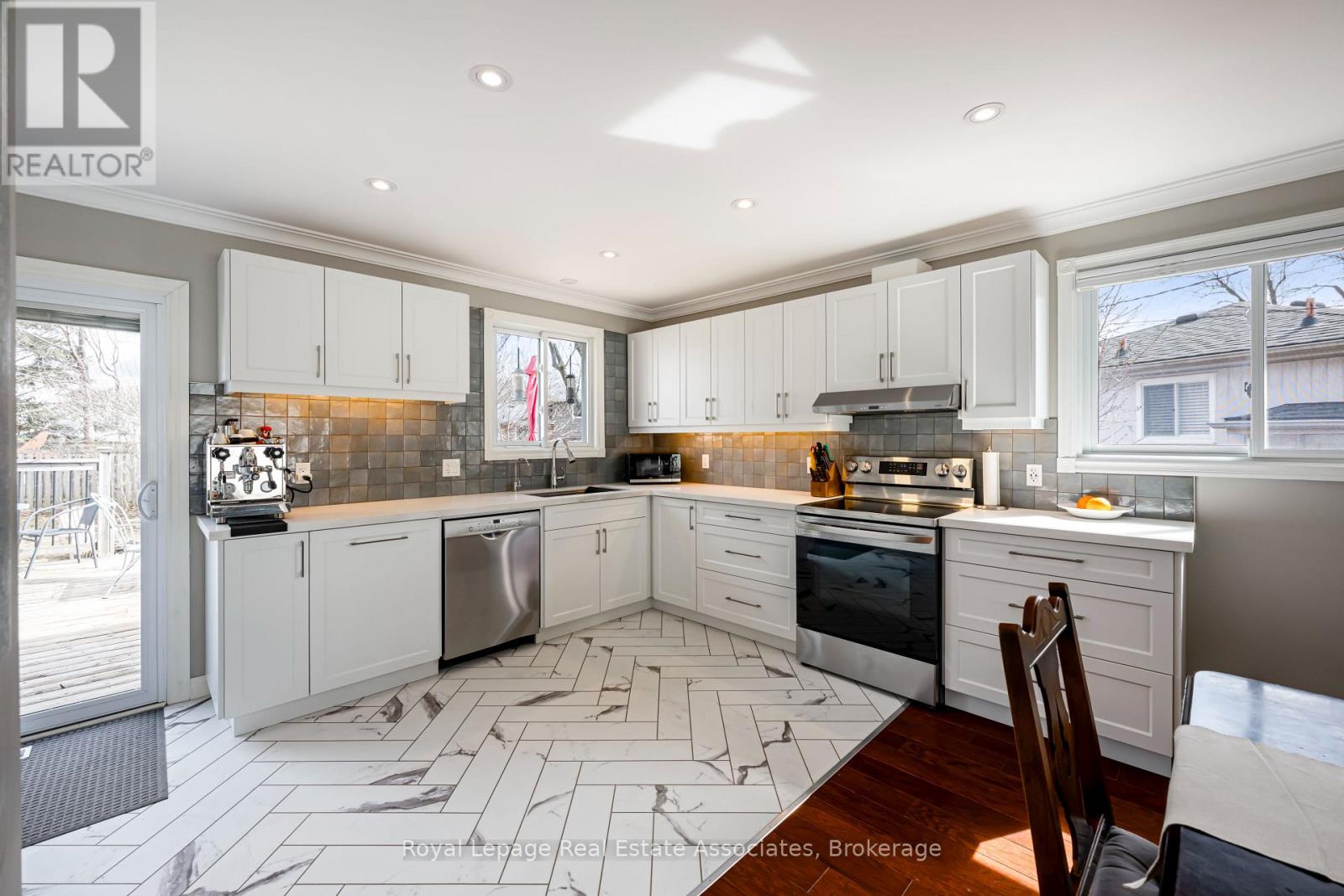 55 Eleanor Crescent, Halton Hills (Georgetown), Ontario  L7G 2T7 - Photo 15 - W12920990