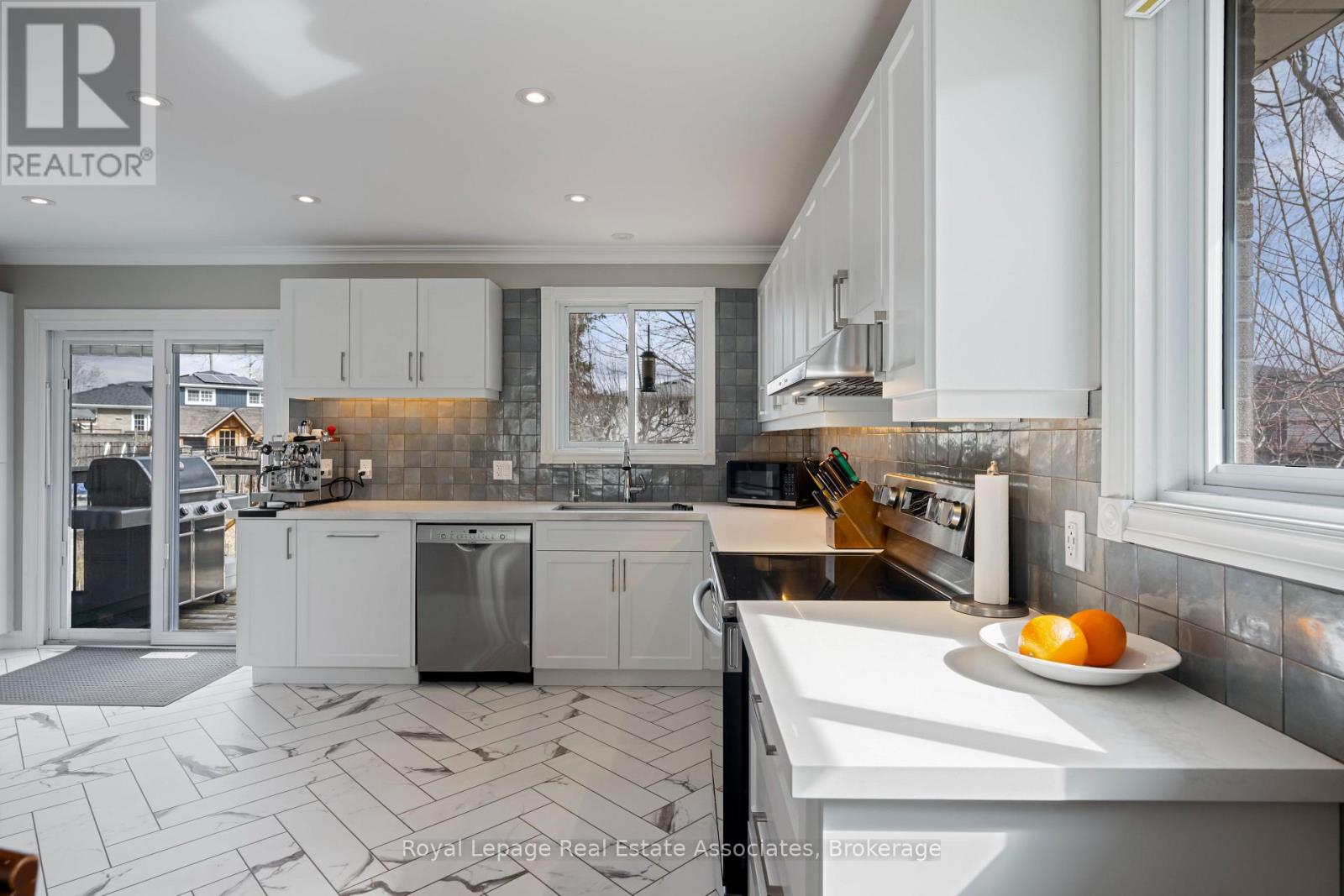 55 Eleanor Crescent, Halton Hills (Georgetown), Ontario  L7G 2T7 - Photo 16 - W12920990