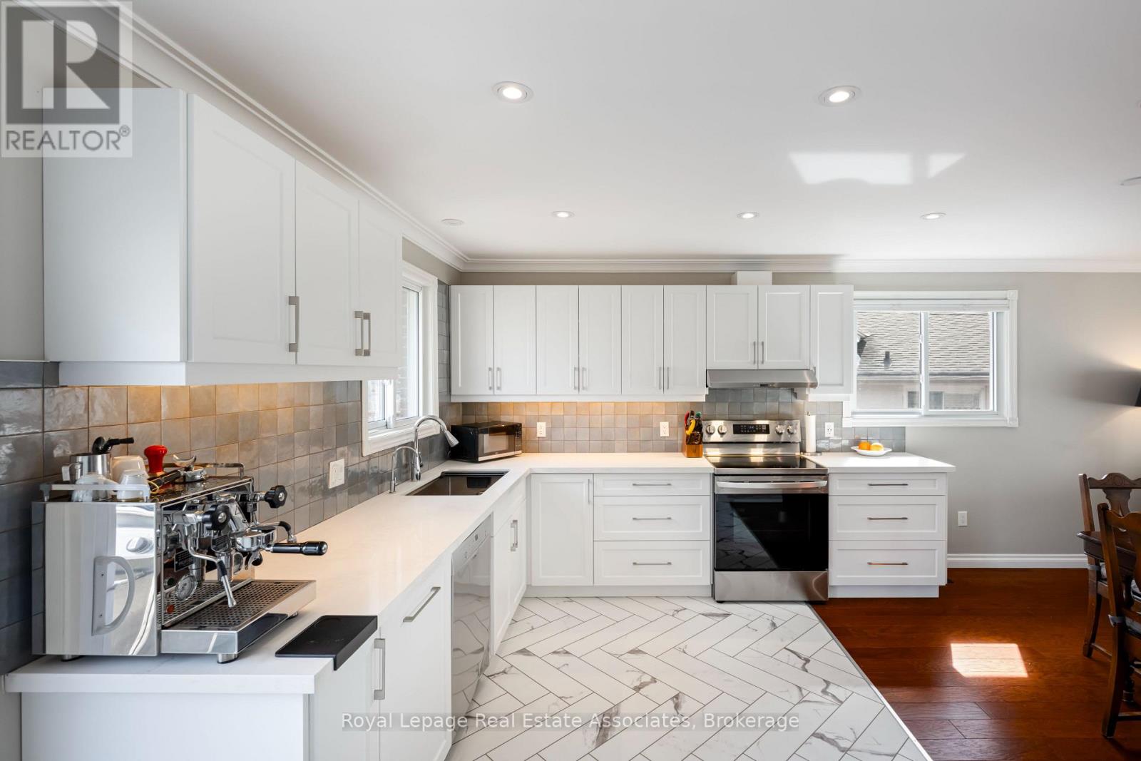 55 Eleanor Crescent, Halton Hills (Georgetown), Ontario  L7G 2T7 - Photo 22 - W12920990