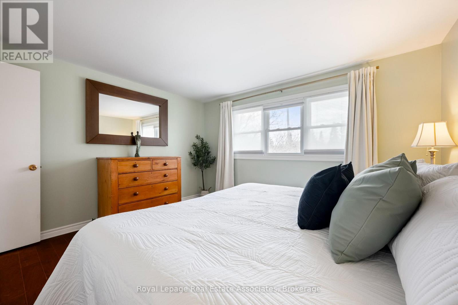 55 Eleanor Crescent, Halton Hills (Georgetown), Ontario  L7G 2T7 - Photo 24 - W12920990