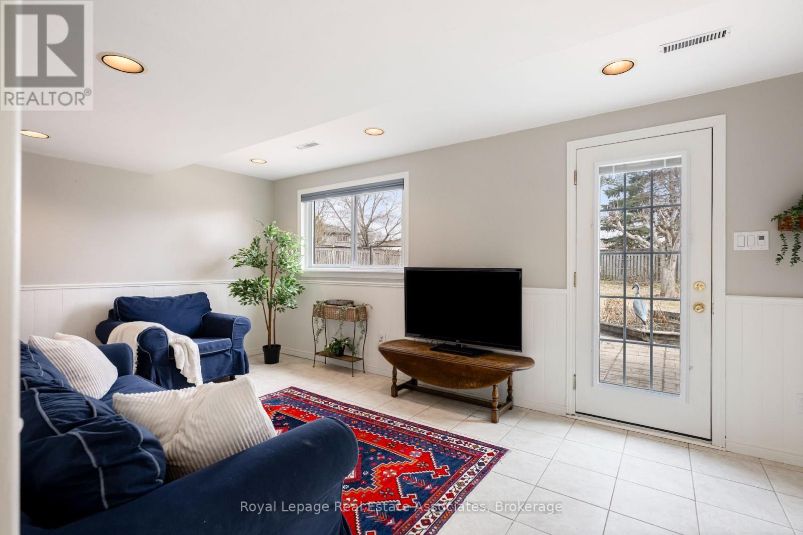 55 Eleanor Crescent, Halton Hills (Georgetown), Ontario  L7G 2T7 - Photo 7 - W12920990