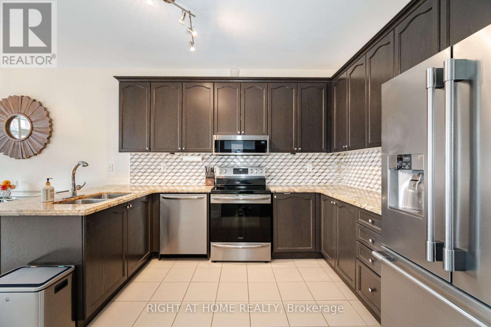 14 Duffel Crescent, Halton Hills (Georgetown), Ontario  L7G 0H7 - Photo 11 - W12921748