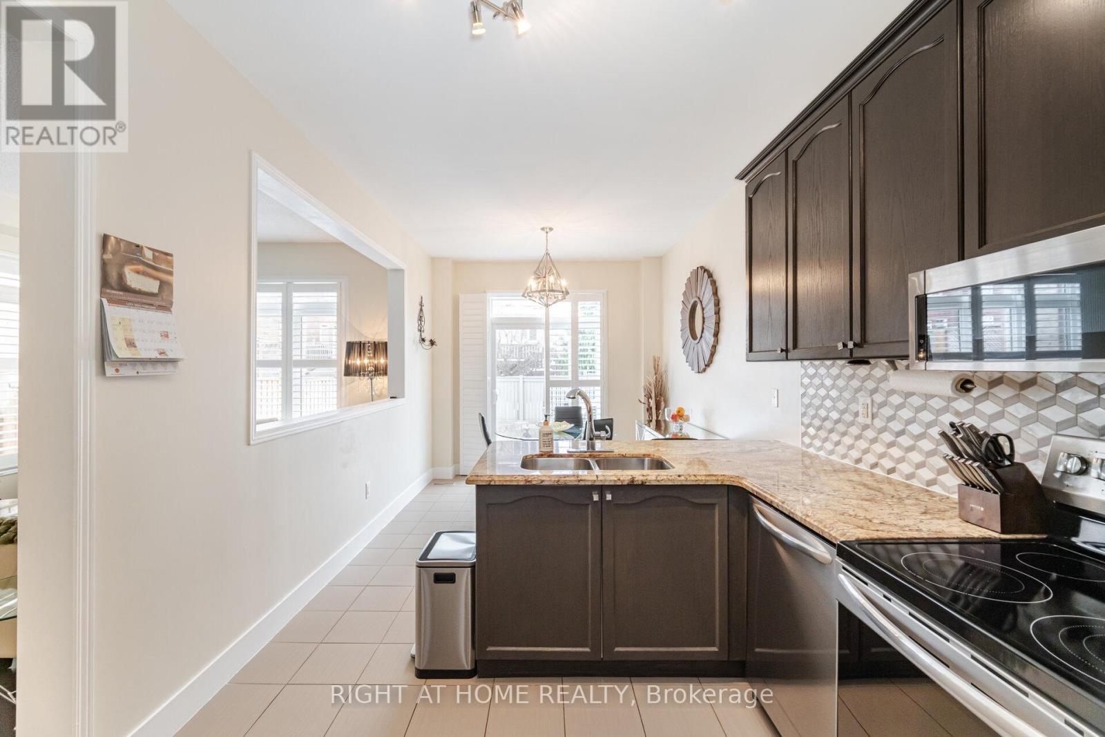 14 Duffel Crescent, Halton Hills (Georgetown), Ontario  L7G 0H7 - Photo 13 - W12921748