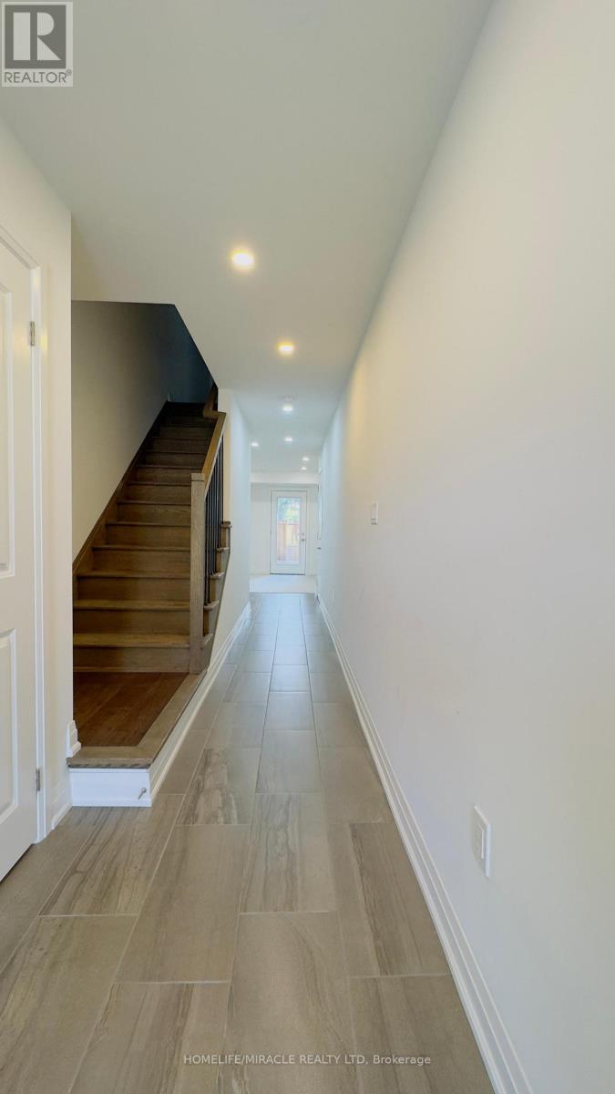 9 Briar Court, Halton Hills (Georgetown), Ontario  L7G 0P5 - Photo 2 - W12923634