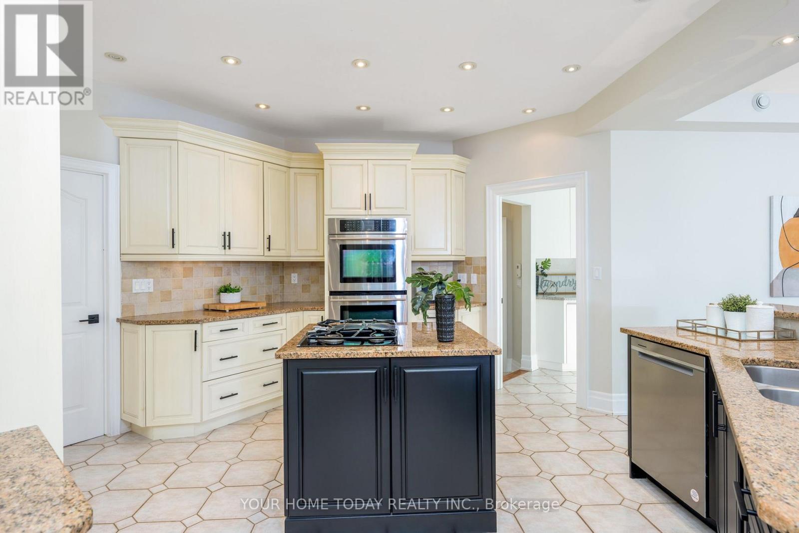 21 Turtle Lake Drive, Halton Hills (Rural Halton Hills), Ontario  L7J 2W7 - Photo 13 - W12928654