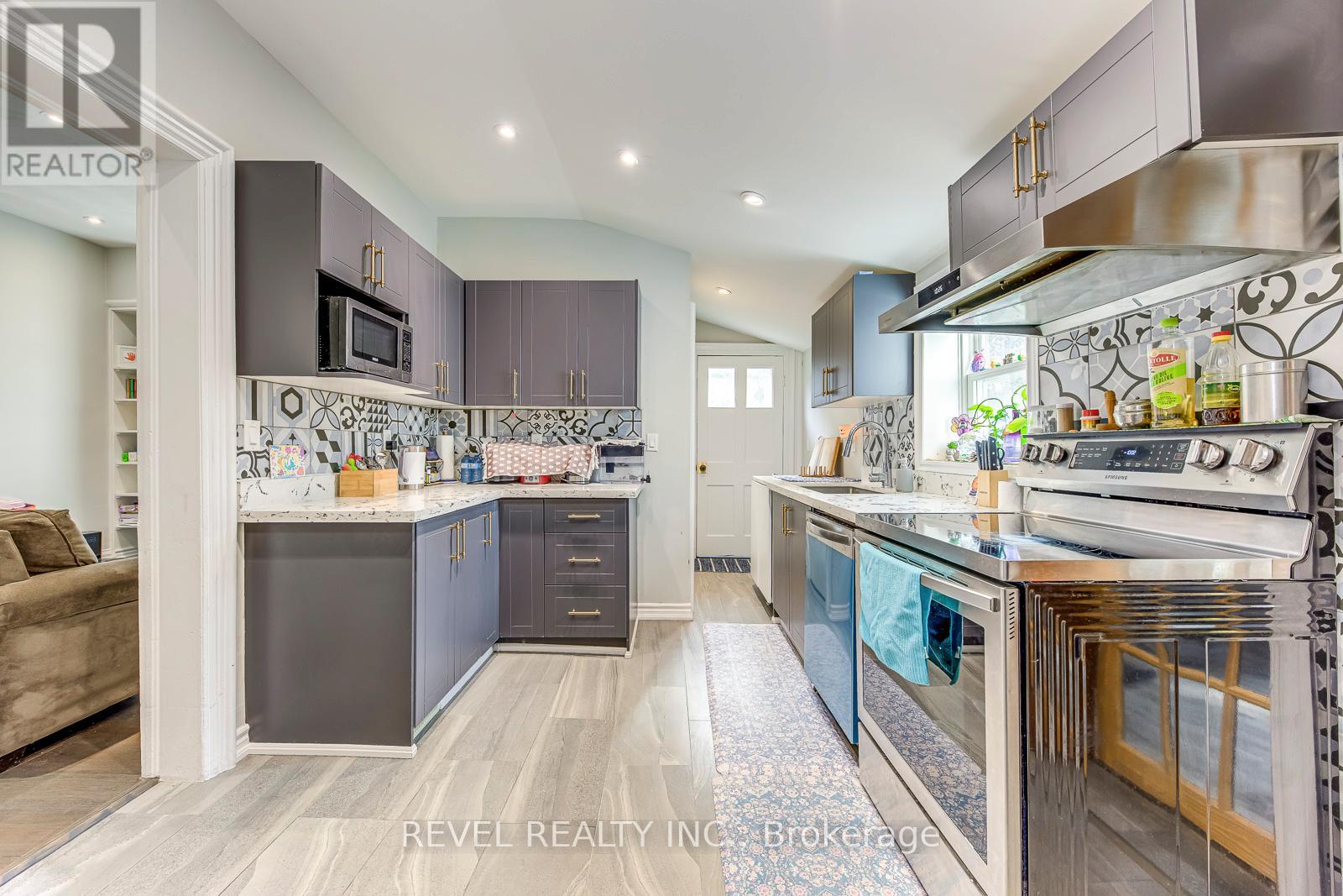 48 Young Street, Halton Hills (Ac Acton), Ontario  L7J 2G7 - Photo 10 - W12929508