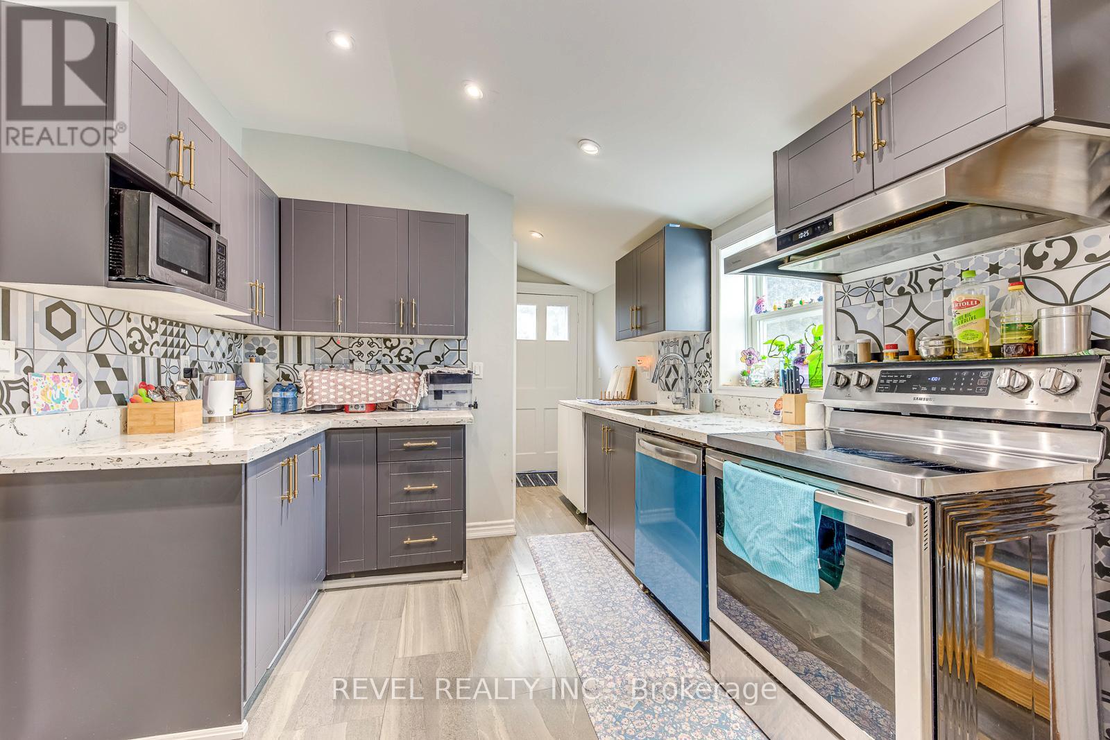 48 Young Street, Halton Hills (Ac Acton), Ontario  L7J 2G7 - Photo 9 - W12929508