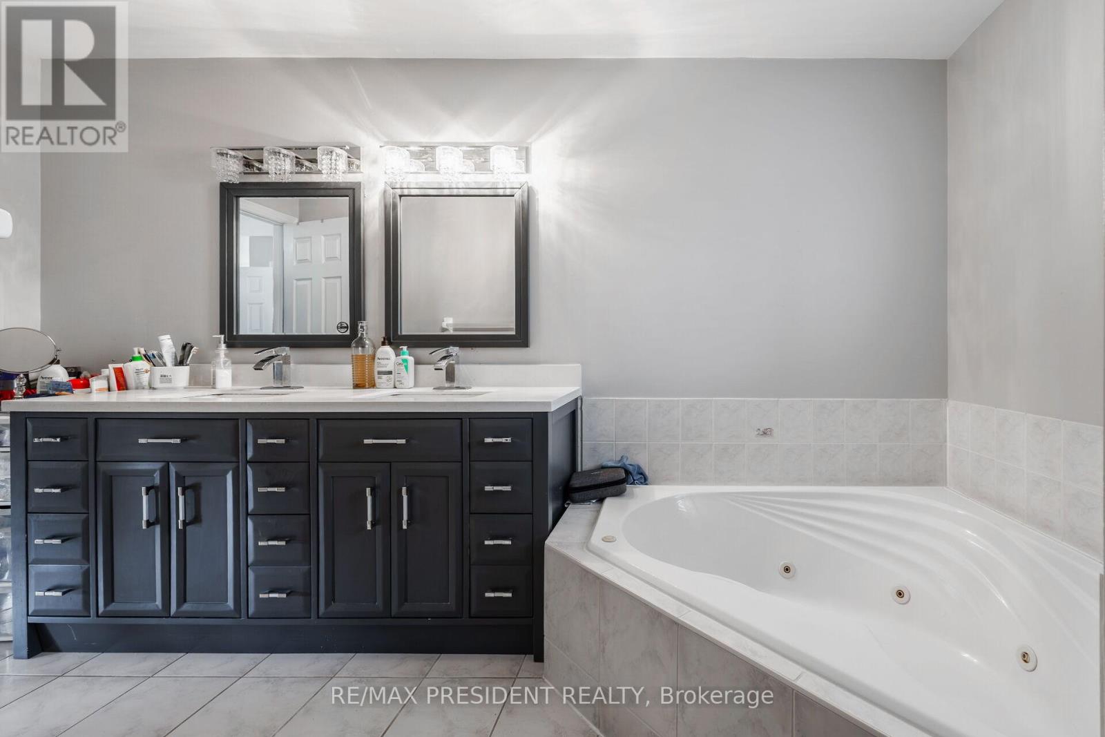 14 Samuel Crescent, Halton Hills (Georgetown), Ontario  L7G 5J2 - Photo 30 - W12932182