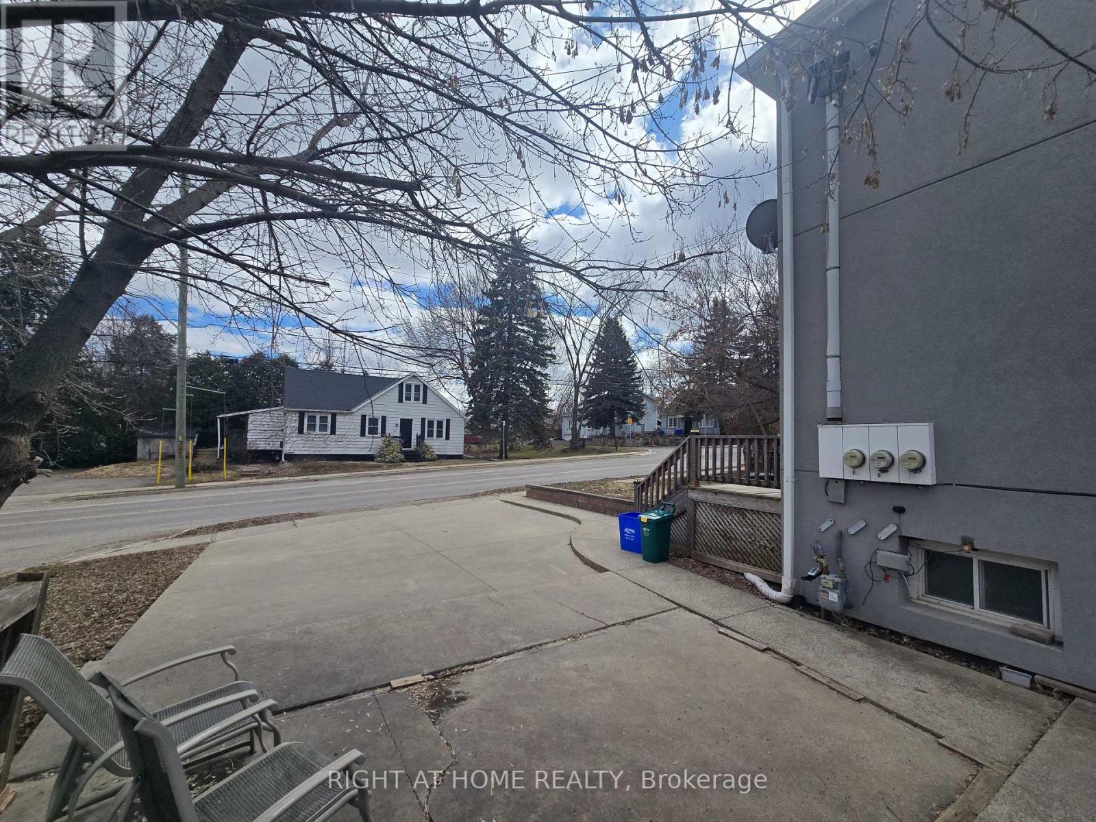 2 - 18 Ewing Street, Halton Hills (Georgetown), Ontario  L7G 2P7 - Photo 2 - W12933388