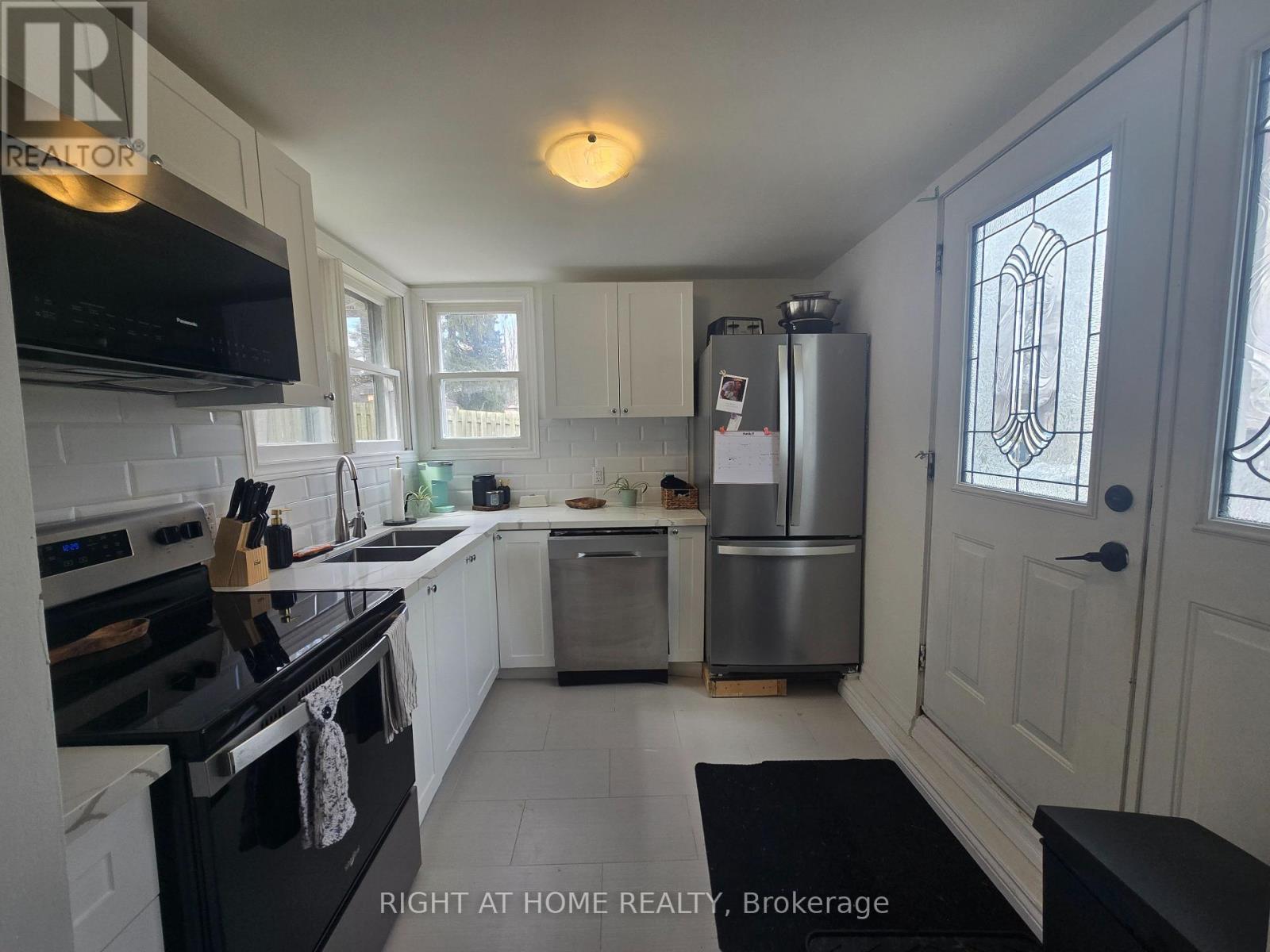 3 - 18 Ewing Street, Halton Hills (Georgetown), Ontario  L7G 2P7 - Photo 5 - W12933412