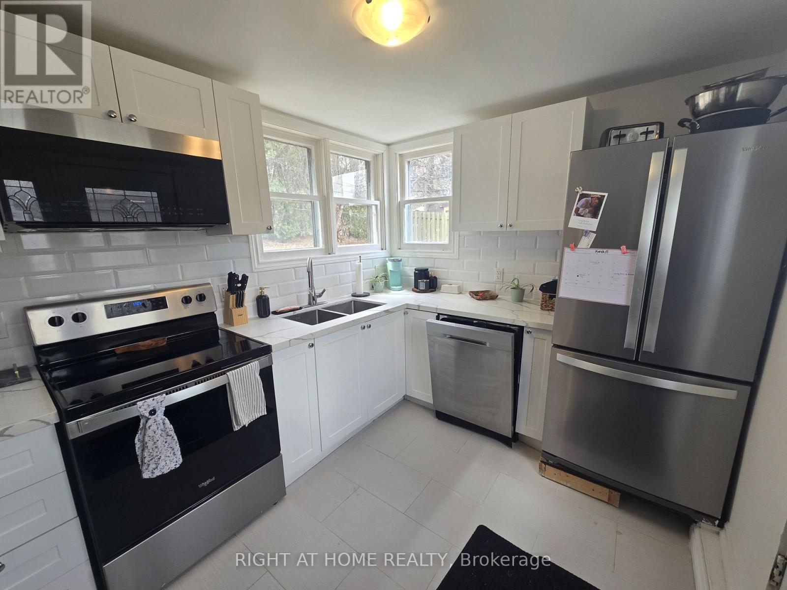 3 - 18 Ewing Street, Halton Hills (Georgetown), Ontario  L7G 2P7 - Photo 6 - W12933412