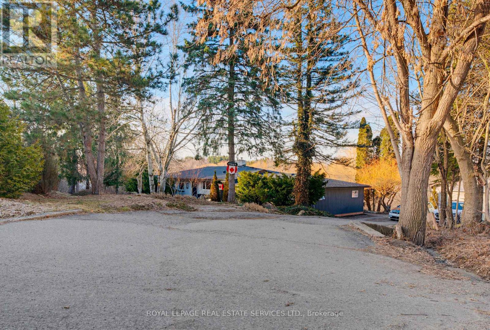 18 Cherry Street, Halton Hills (Georgetown), Ontario  L7G 3J8 - Photo 2 - W12933612