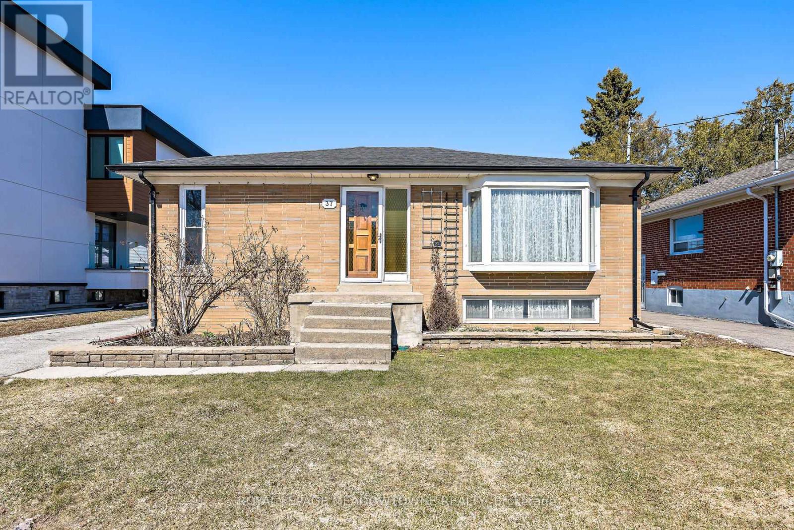 37 Prince Charles Drive, Halton Hills (Georgetown), Ontario  L7G 3T9 - Photo 3 - W12934766