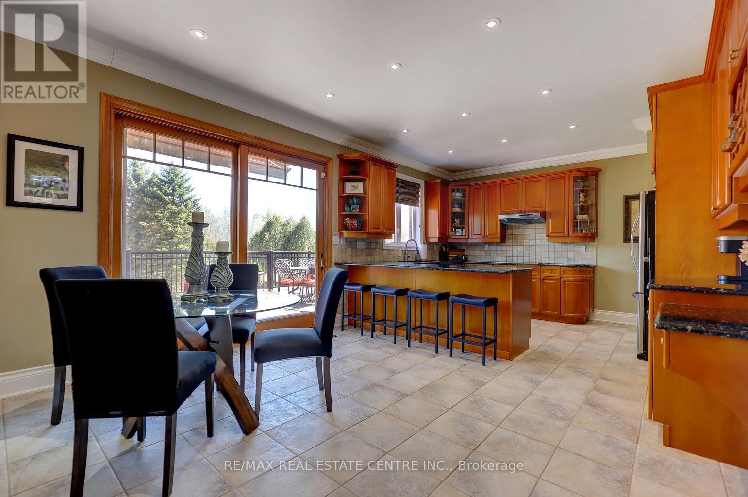 8 Deer Run Crescent, Halton Hills (Es Rural Esquesing), Ontario  L7J 2L7 - Photo 15 - W12936628