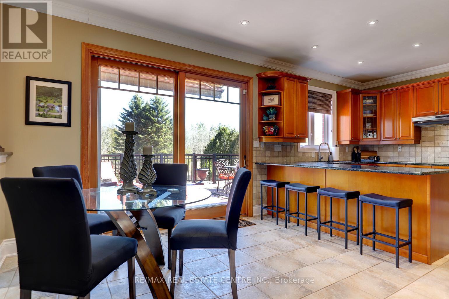 8 Deer Run Crescent, Halton Hills (Es Rural Esquesing), Ontario  L7J 2L7 - Photo 16 - W12936628