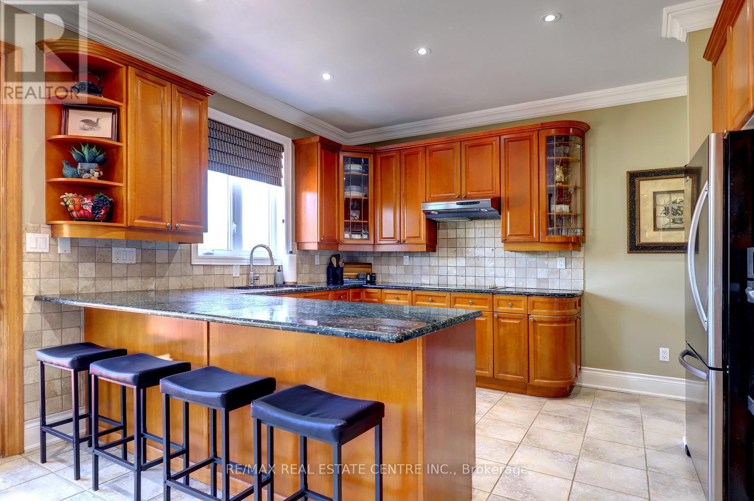 8 Deer Run Crescent, Halton Hills (Es Rural Esquesing), Ontario  L7J 2L7 - Photo 17 - W12936628