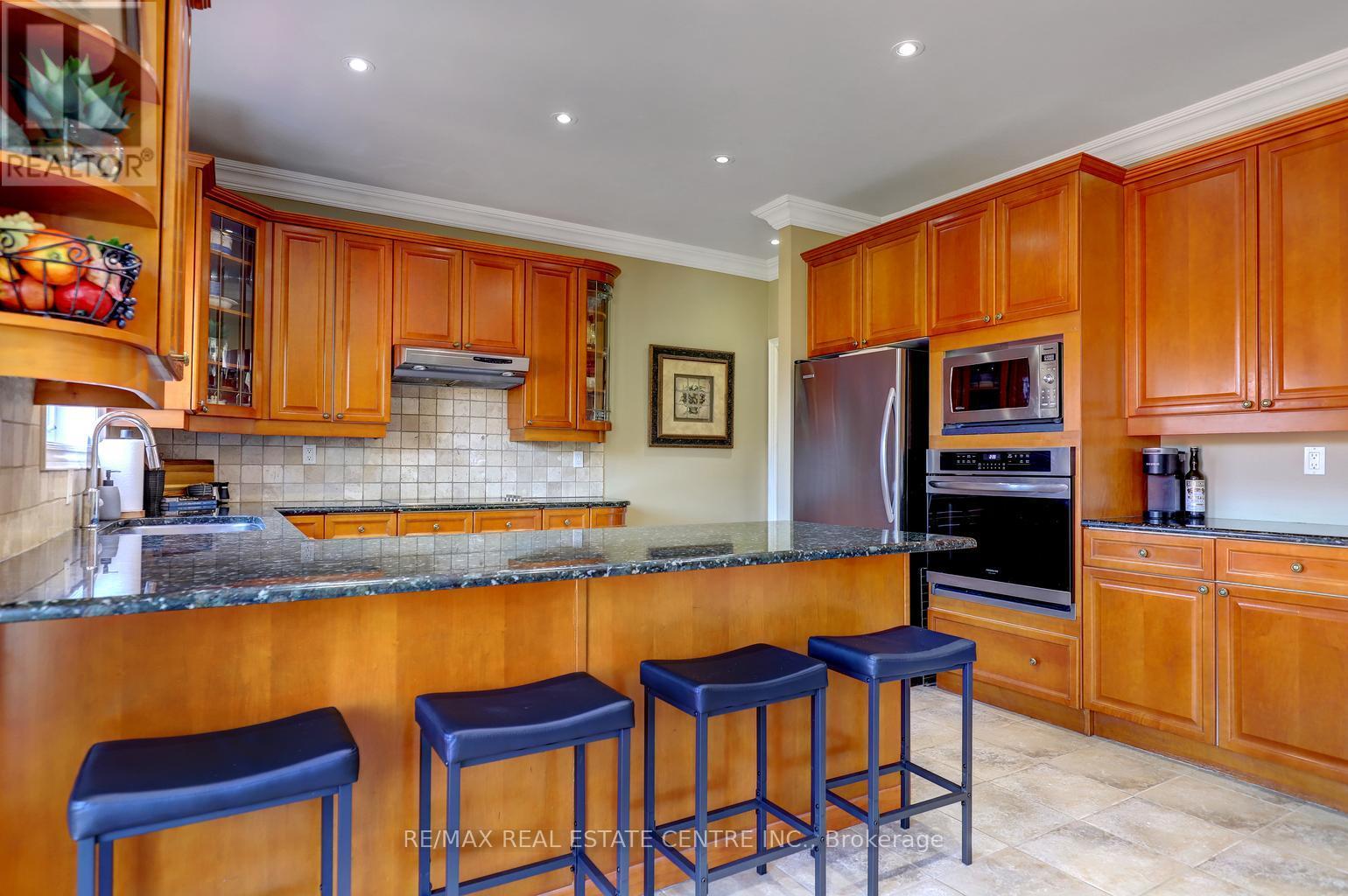 8 Deer Run Crescent, Halton Hills (Es Rural Esquesing), Ontario  L7J 2L7 - Photo 18 - W12936628