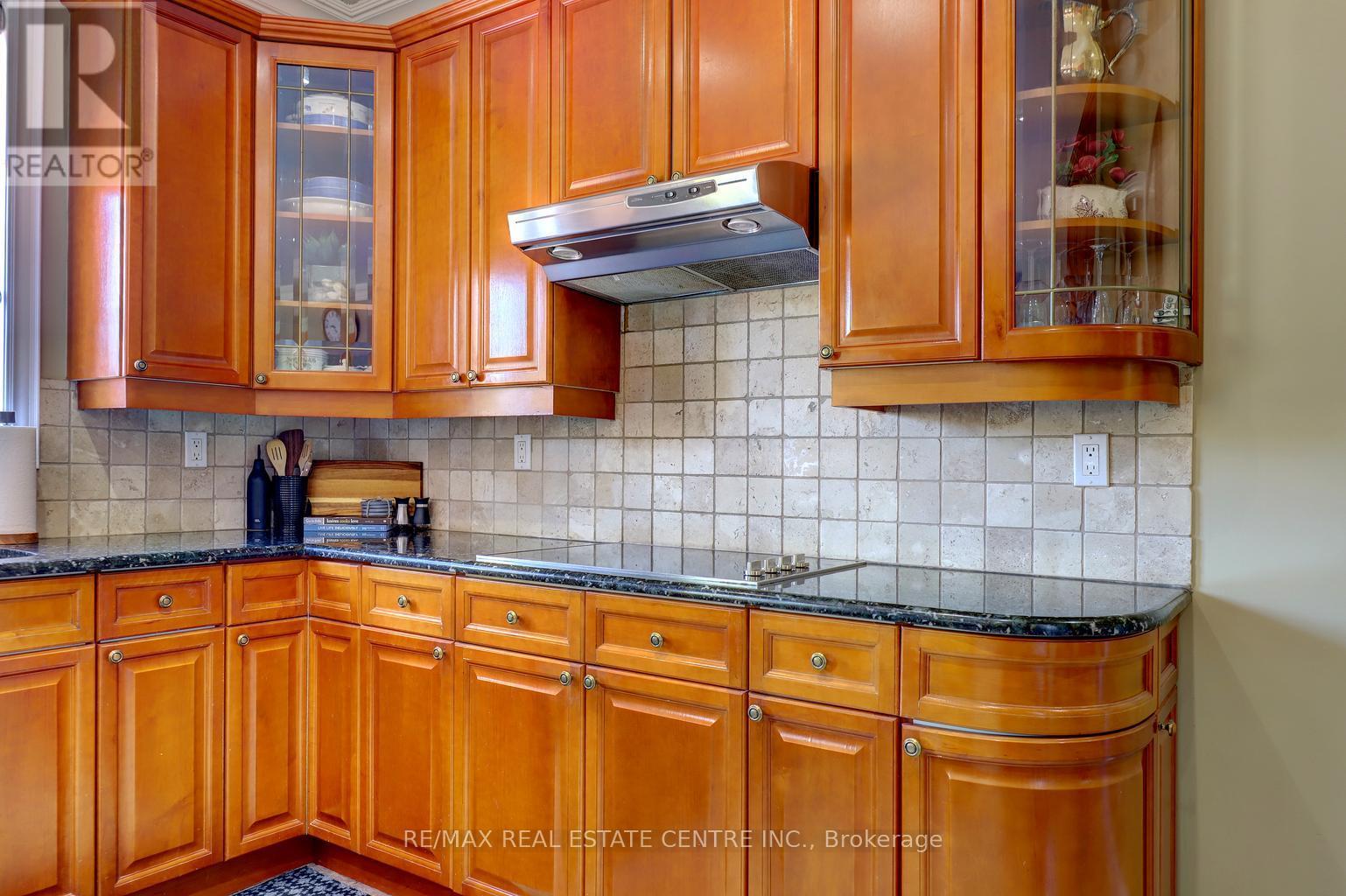 8 Deer Run Crescent, Halton Hills (Es Rural Esquesing), Ontario  L7J 2L7 - Photo 19 - W12936628