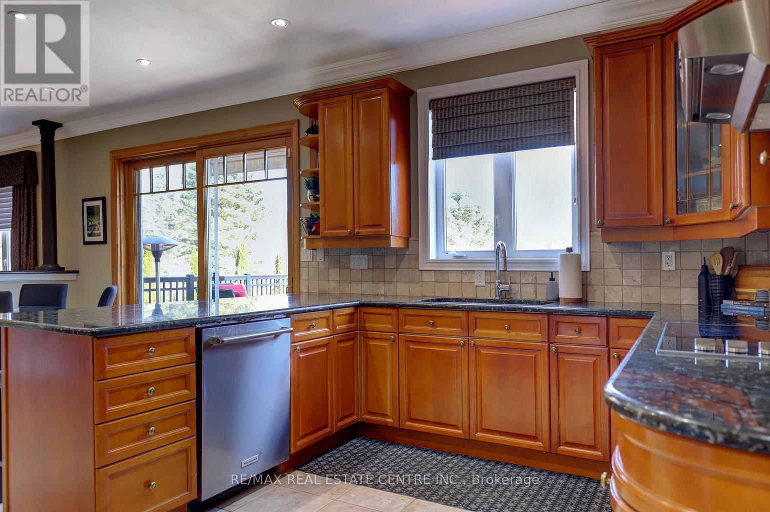 8 Deer Run Crescent, Halton Hills (Es Rural Esquesing), Ontario  L7J 2L7 - Photo 20 - W12936628