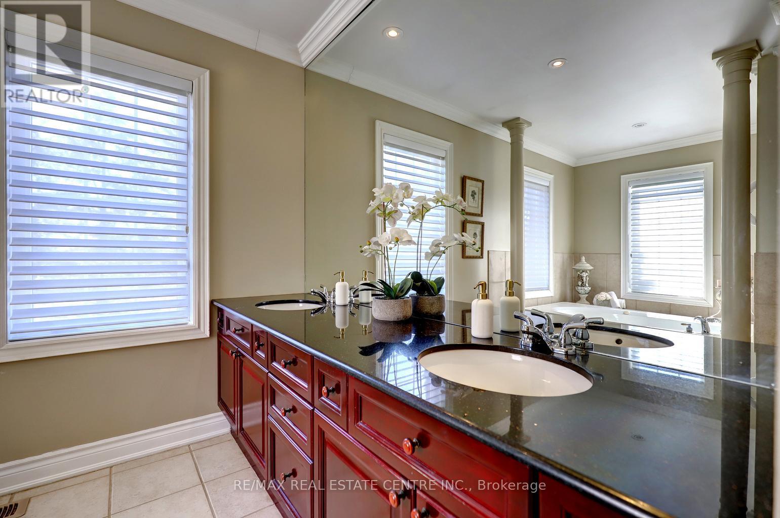 8 Deer Run Crescent, Halton Hills (Es Rural Esquesing), Ontario  L7J 2L7 - Photo 30 - W12936628