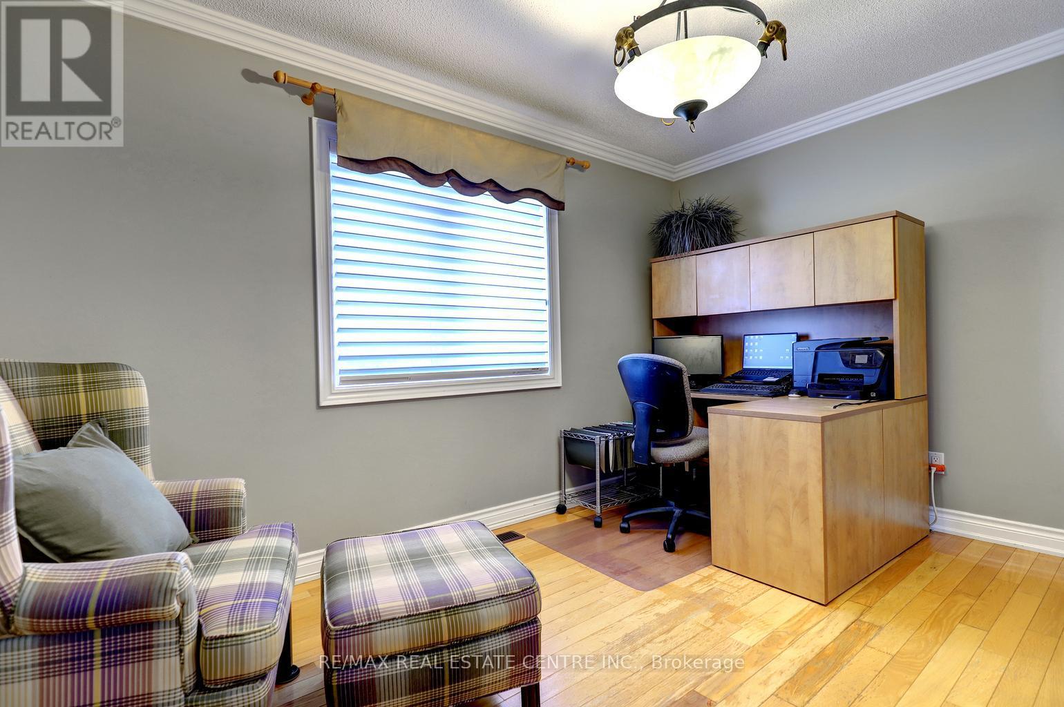 8 Deer Run Crescent, Halton Hills (Es Rural Esquesing), Ontario  L7J 2L7 - Photo 34 - W12936628