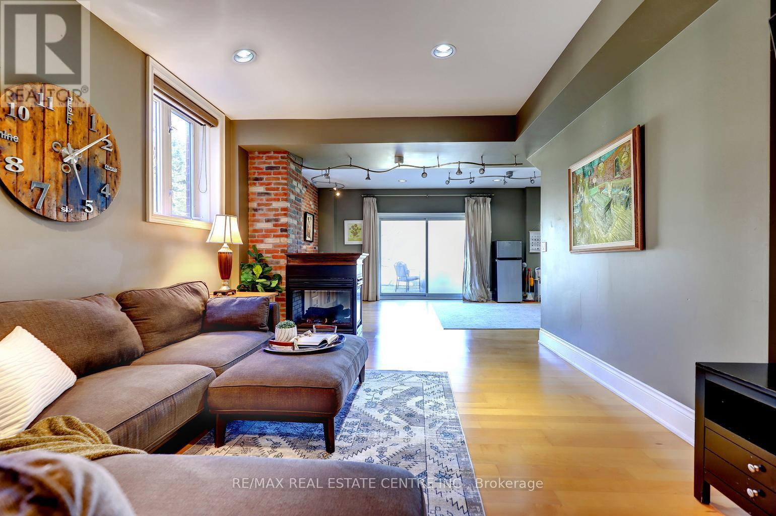 8 Deer Run Crescent, Halton Hills (Es Rural Esquesing), Ontario  L7J 2L7 - Photo 38 - W12936628