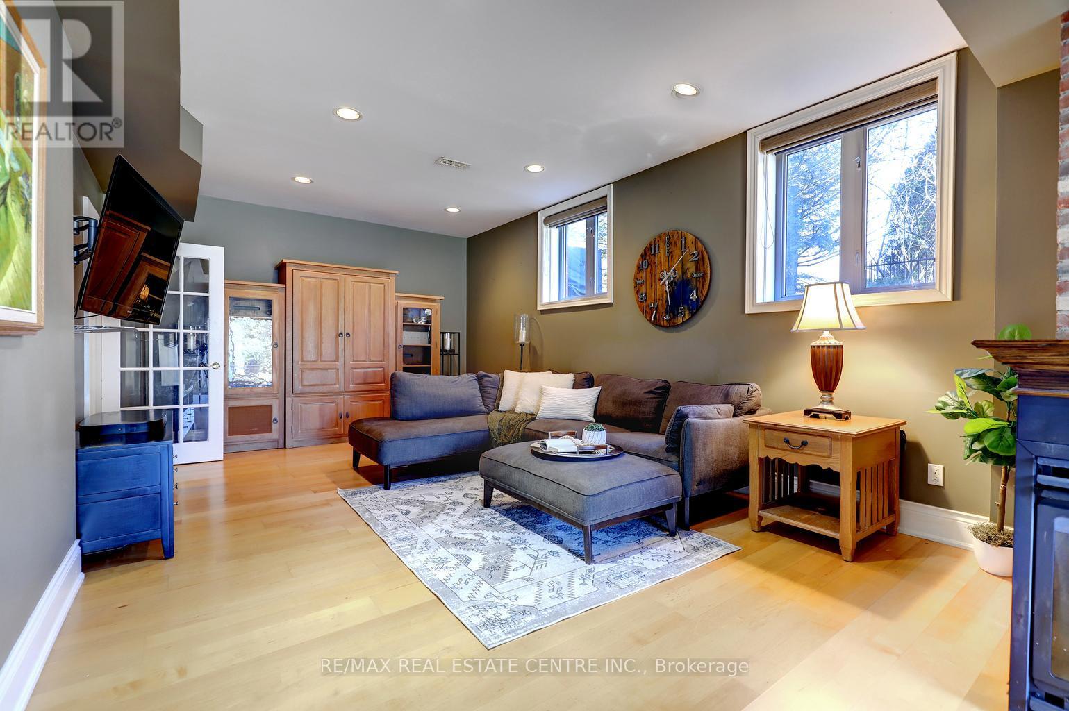 8 Deer Run Crescent, Halton Hills (Es Rural Esquesing), Ontario  L7J 2L7 - Photo 39 - W12936628