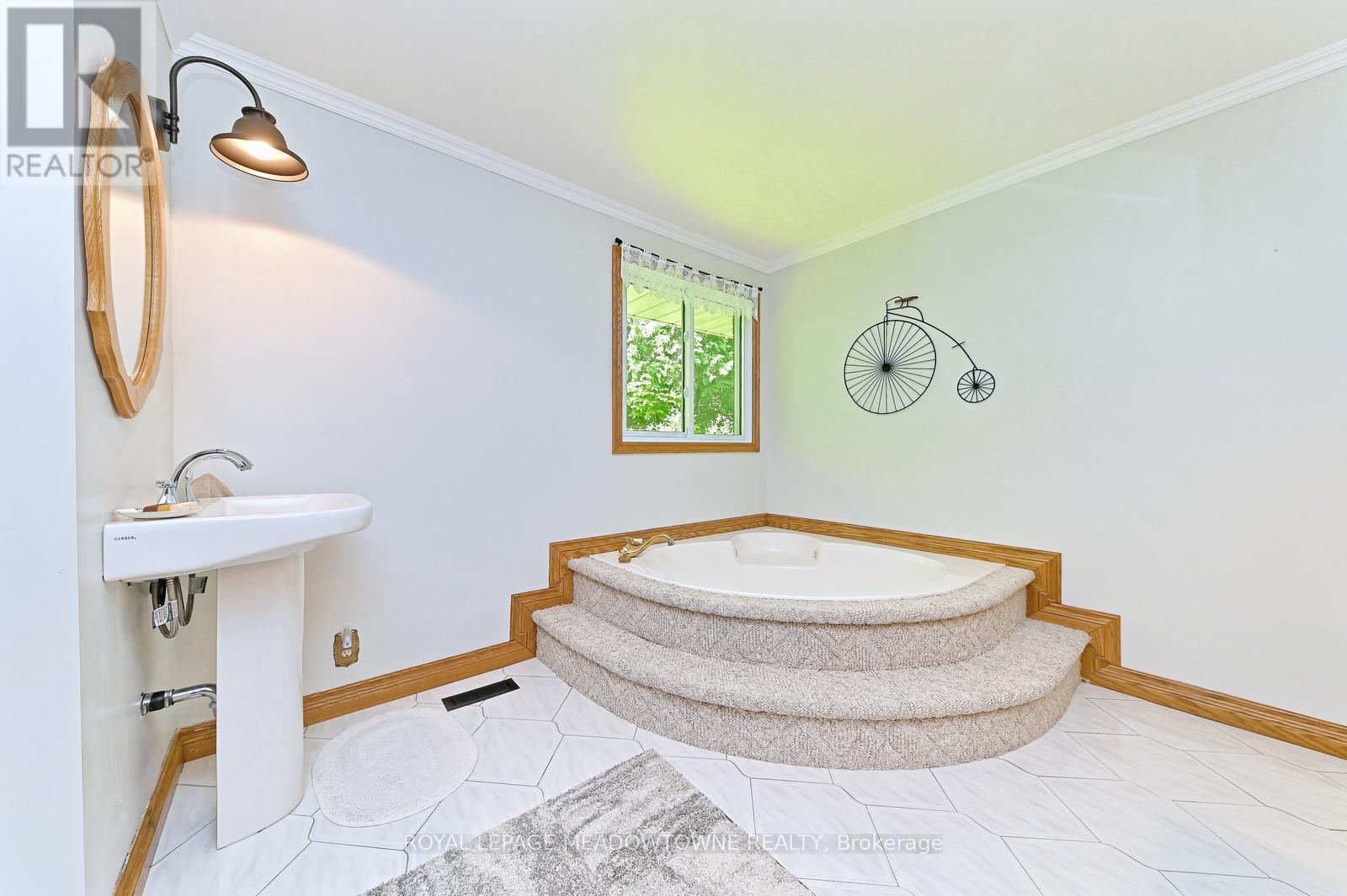 4 Ann Street, Halton Hills (Georgetown), Ontario  L7G 2V2 - Photo 32 - W12938610