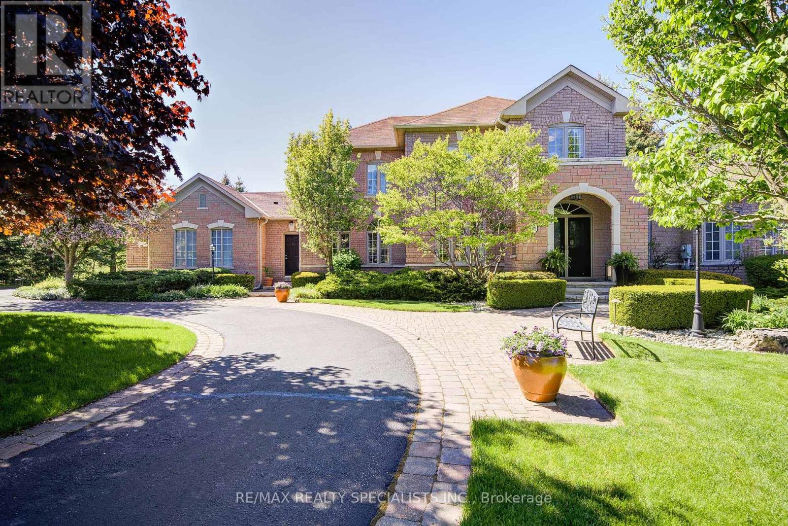 11 Bridlewood Boulevard, Halton Hills (Rural Halton Hills), Ontario  L0P 1H0 - Photo 2 - W12939078