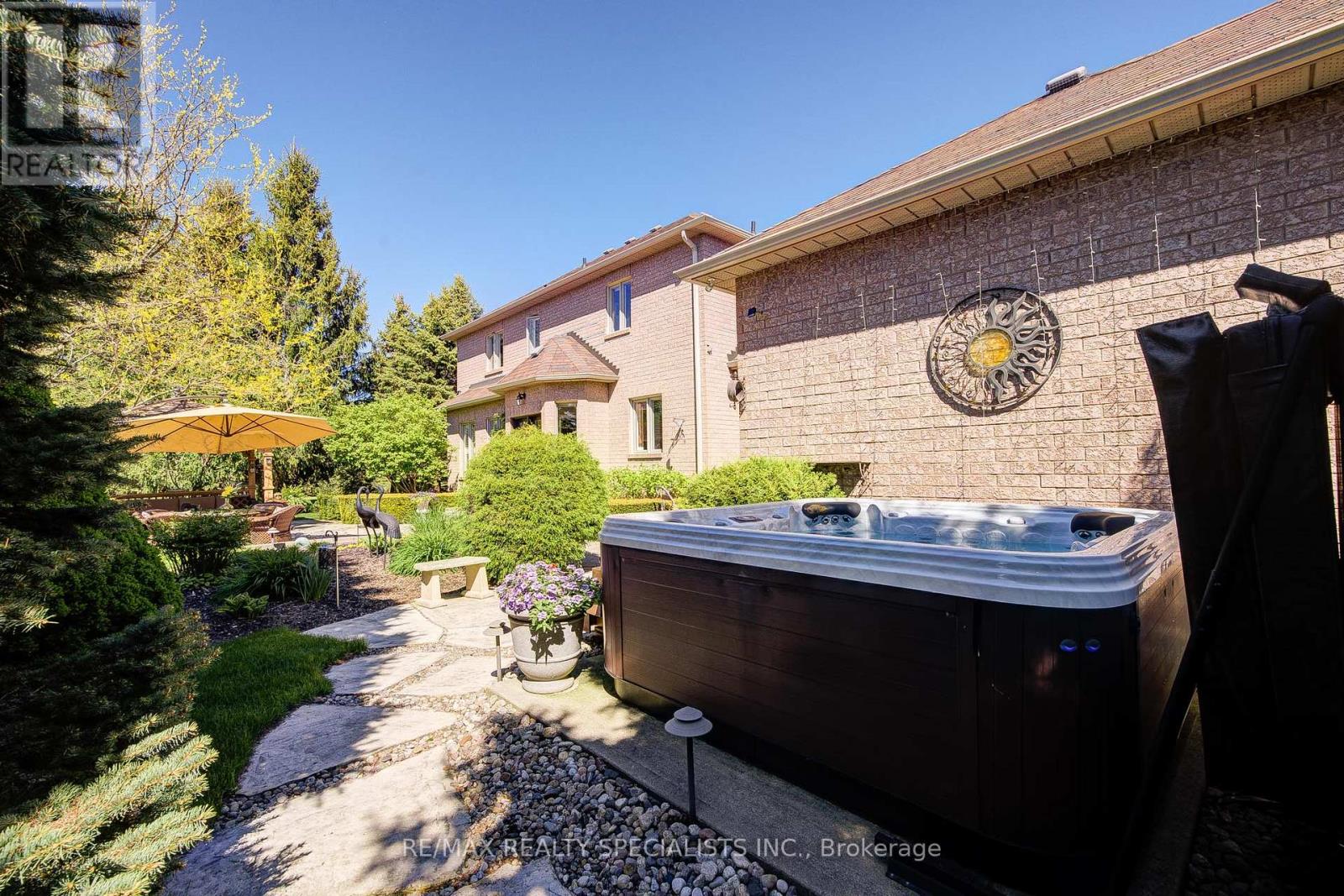 11 Bridlewood Boulevard, Halton Hills (Rural Halton Hills), Ontario  L0P 1H0 - Photo 45 - W12939078