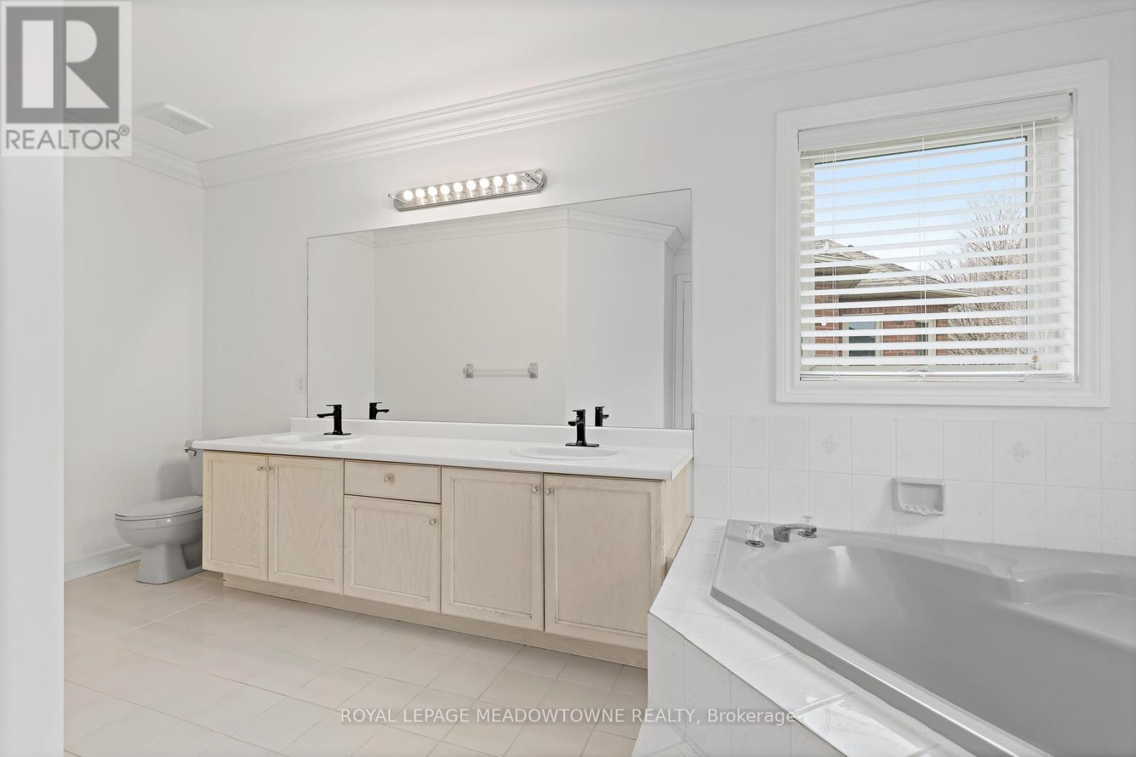 29 Hamilton Crescent, Halton Hills (Georgetown), Ontario  L7G 5K9 - Photo 26 - W12940074