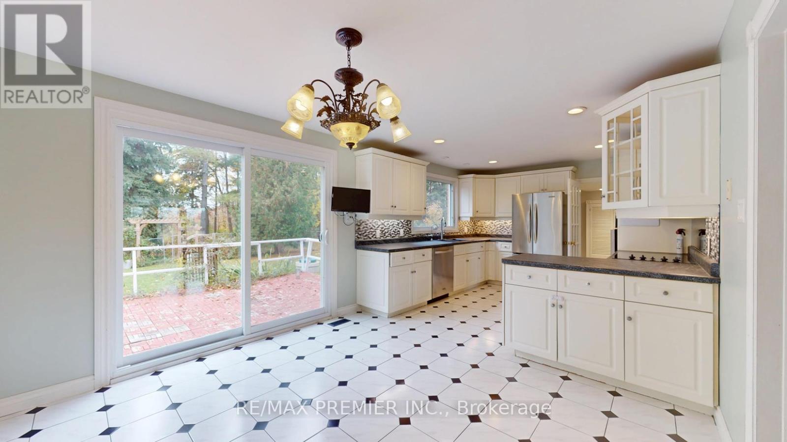 9190 Trafalgar Road, Halton Hills (Rural Halton Hills), Ontario  L7G 4S5 - Photo 6 - W12942514