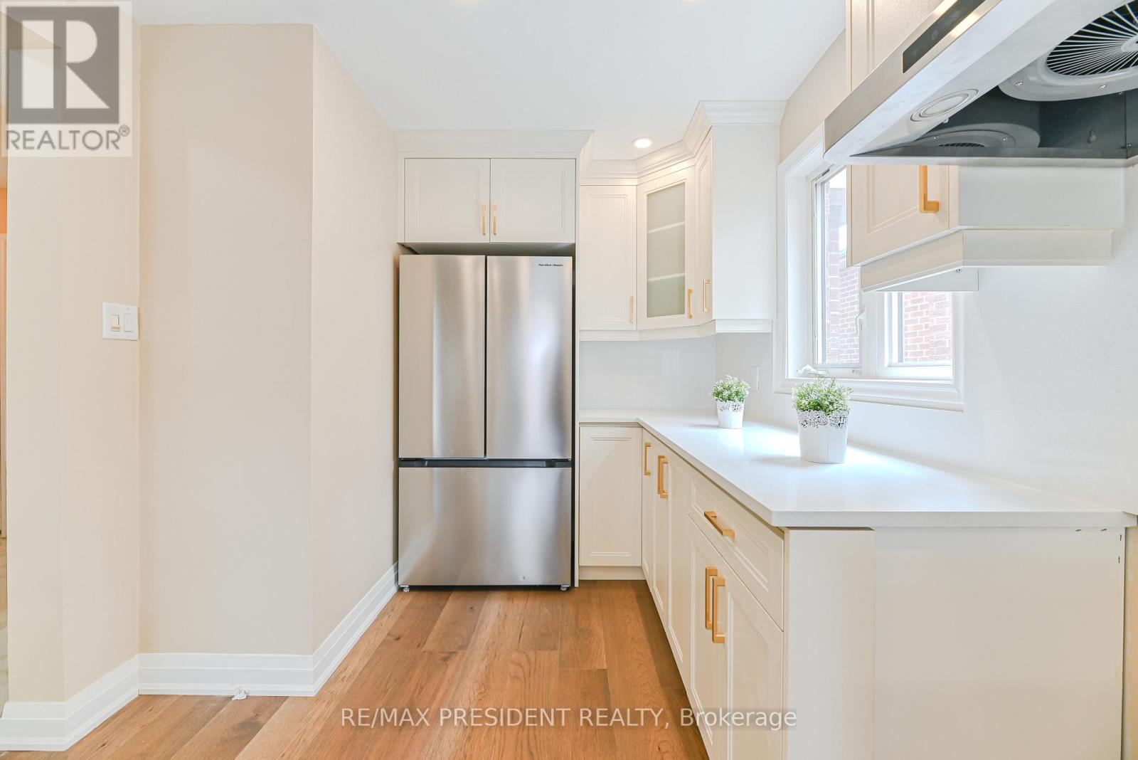 4 Lawnview Court, Brampton (Heart Lake West), Ontario  L7G 1T4 - Photo 11 - W12947164