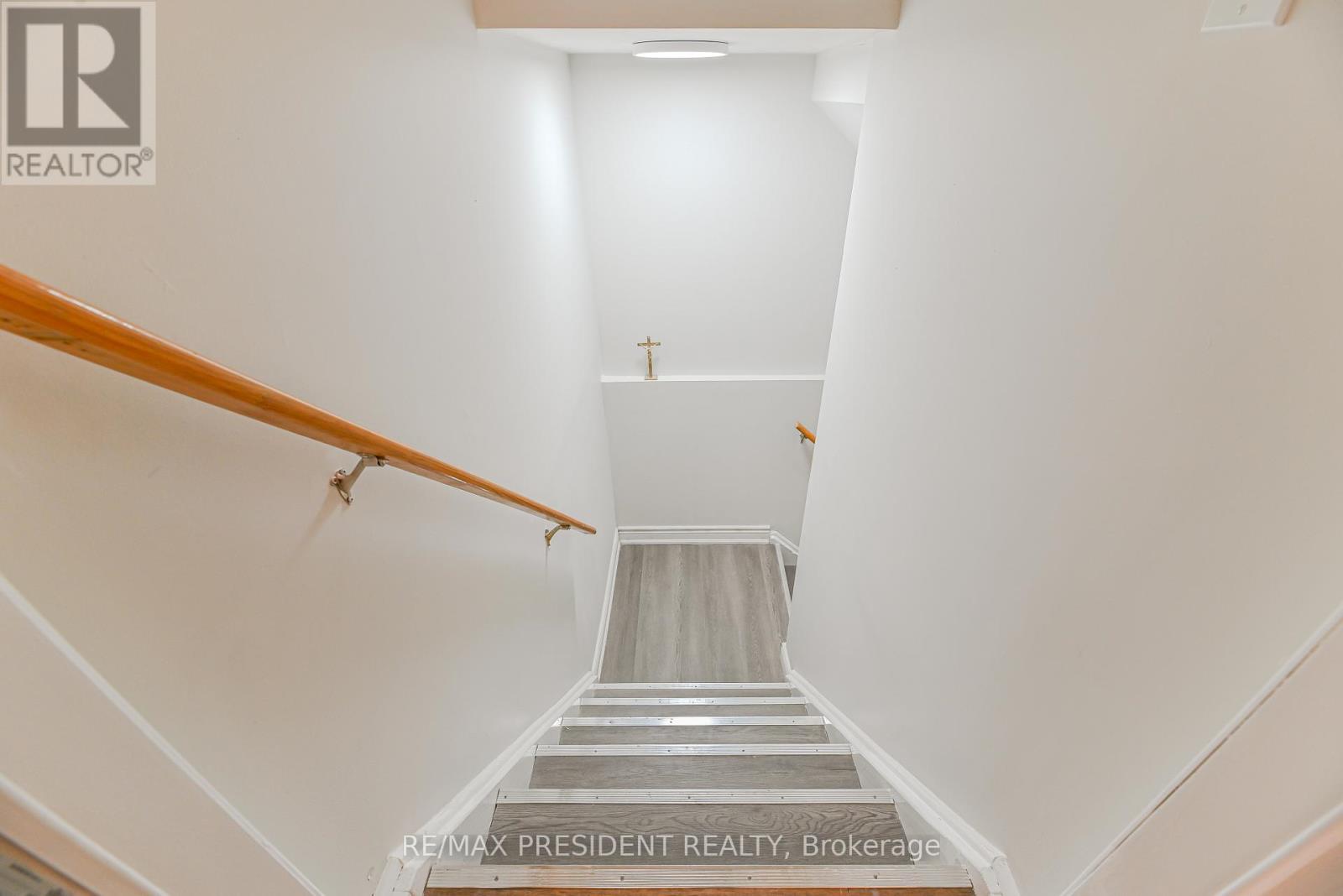 4 Lawnview Court, Brampton (Heart Lake West), Ontario  L7G 1T4 - Photo 34 - W12947164