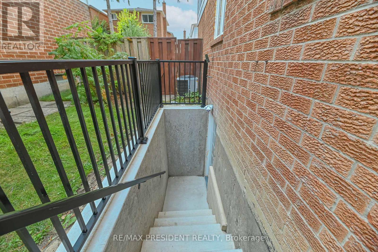 4 Lawnview Court, Brampton (Heart Lake West), Ontario  L7G 1T4 - Photo 49 - W12947164