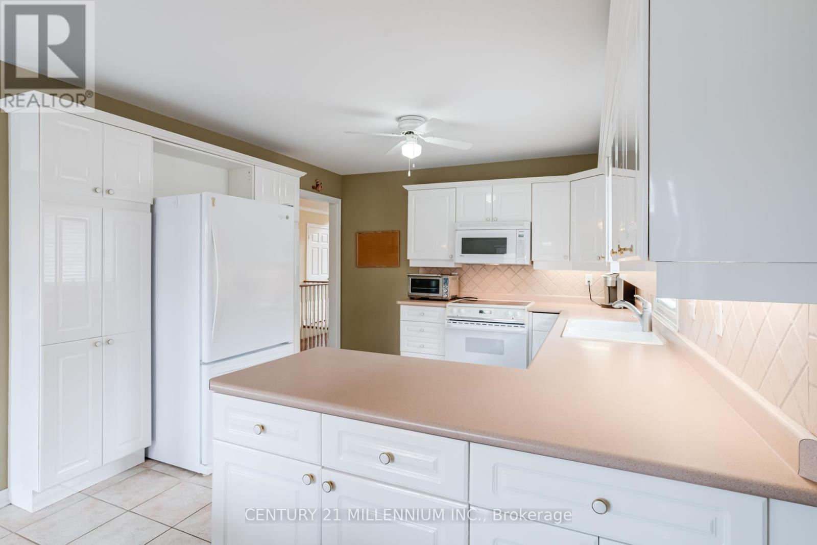 93 Samuel Crescent, Halton Hills (Georgetown), Ontario  L7G 5J3 - Photo 13 - W12951064