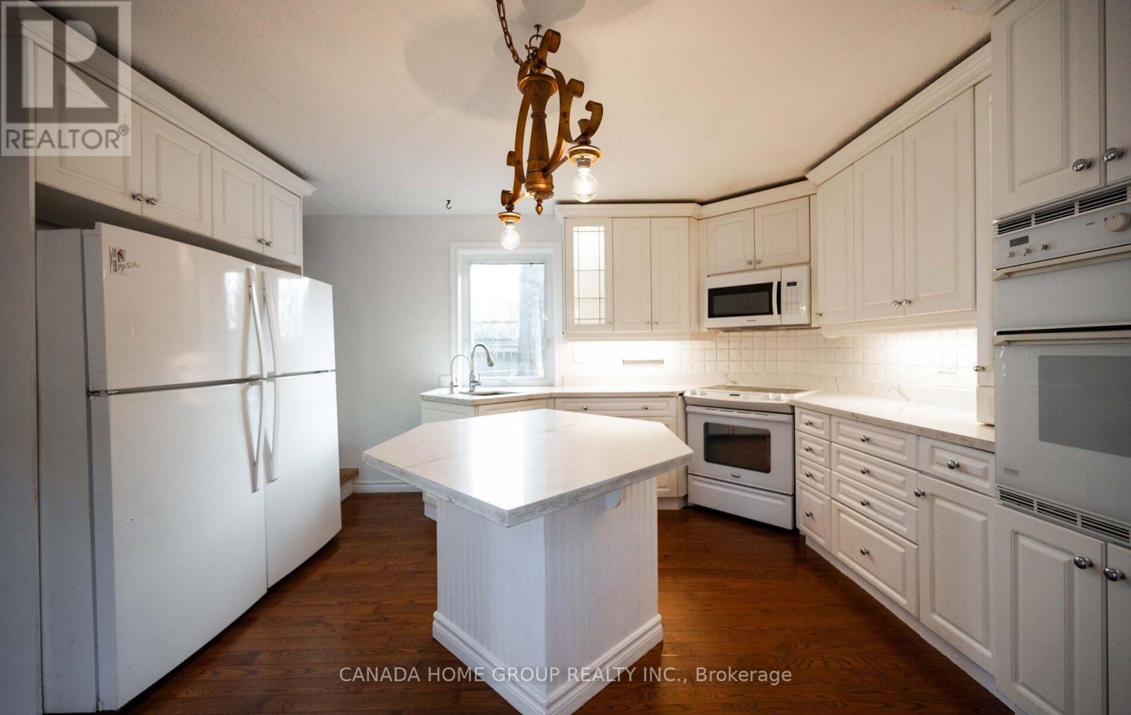 30 Main Street N, Milton (Campbellville), Ontario  L0P 1B0 - Photo 9 - W12956548