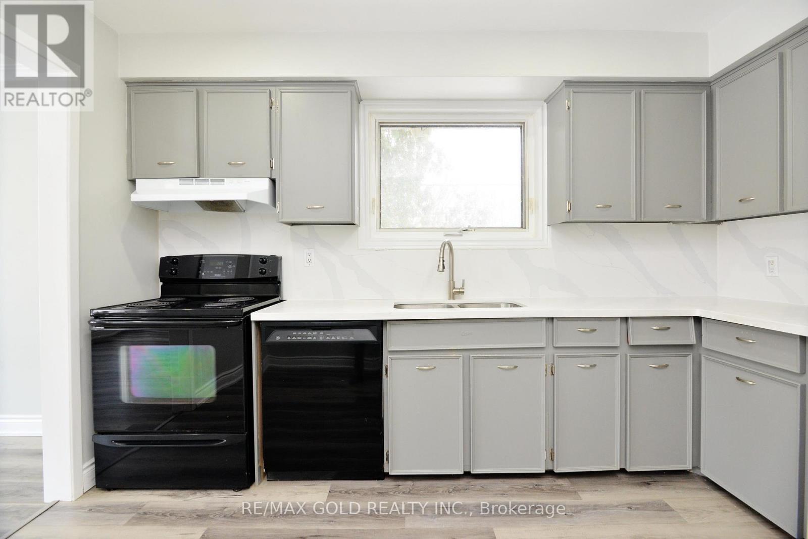 70 Greystone Crescent, Halton Hills (Georgetown), Ontario  L7G 1G9 - Photo 18 - W12960840