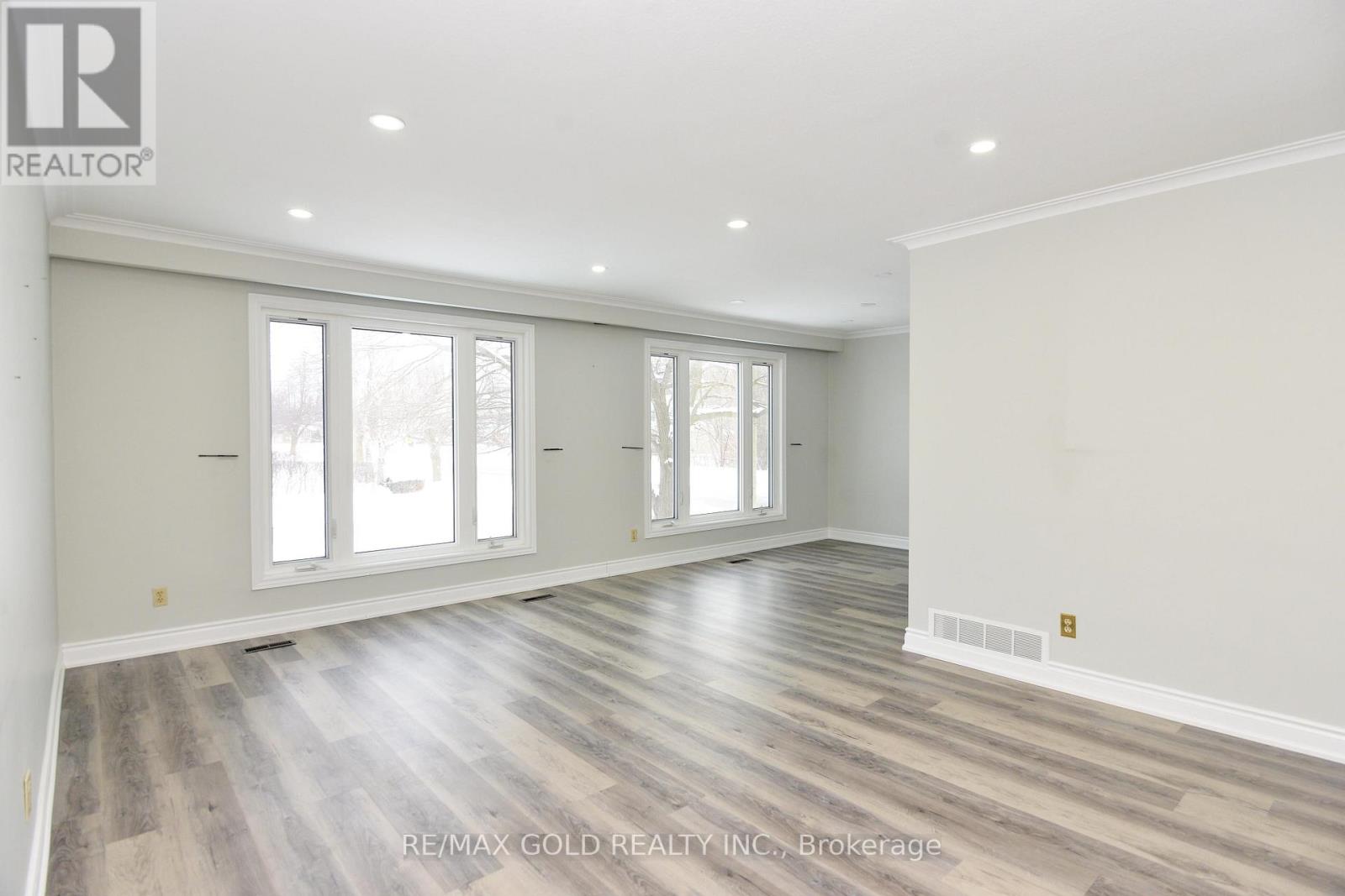 70 Greystone Crescent, Halton Hills (Georgetown), Ontario  L7G 1G9 - Photo 5 - W12960840