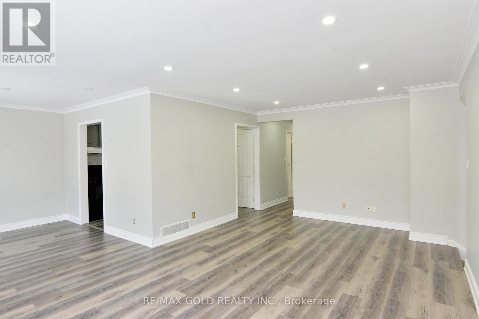 70 Greystone Crescent, Halton Hills (Georgetown), Ontario  L7G 1G9 - Photo 7 - W12960840