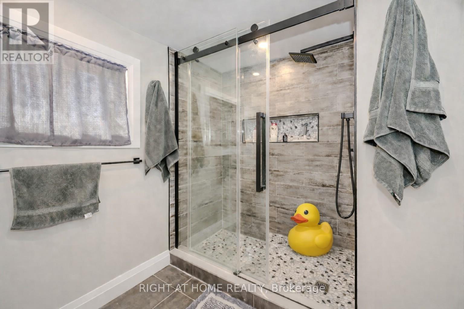 126 Poplar Avenue, Halton Hills (Ac Acton), Ontario  L7J 2E2 - Photo 12 - W12963176