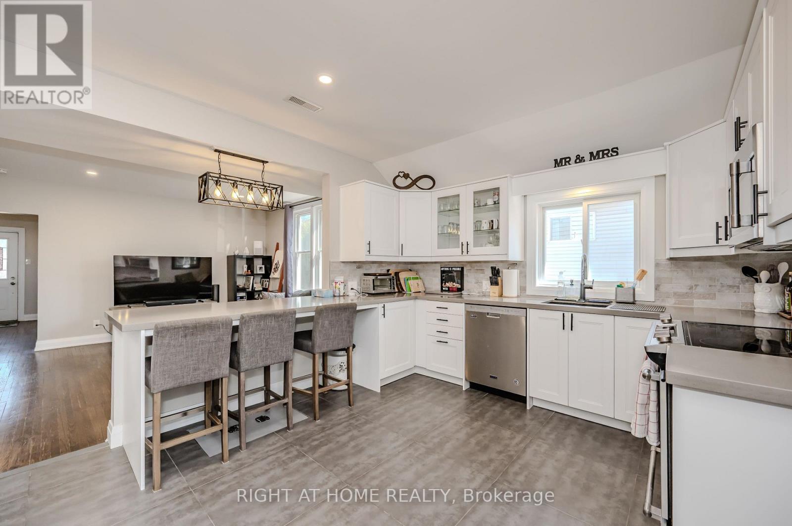 126 Poplar Avenue, Halton Hills (Ac Acton), Ontario  L7J 2E2 - Photo 8 - W12963176